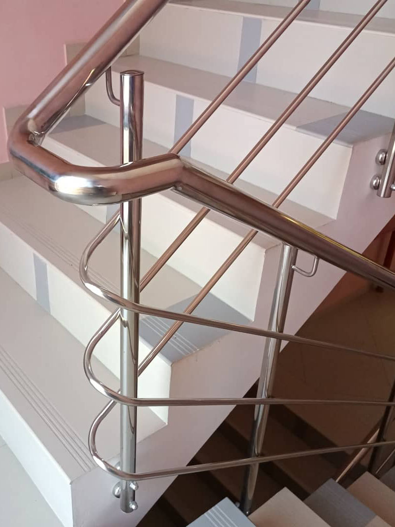 Перила из нержавеющей стали с боковым креплением поручня — изображение 3