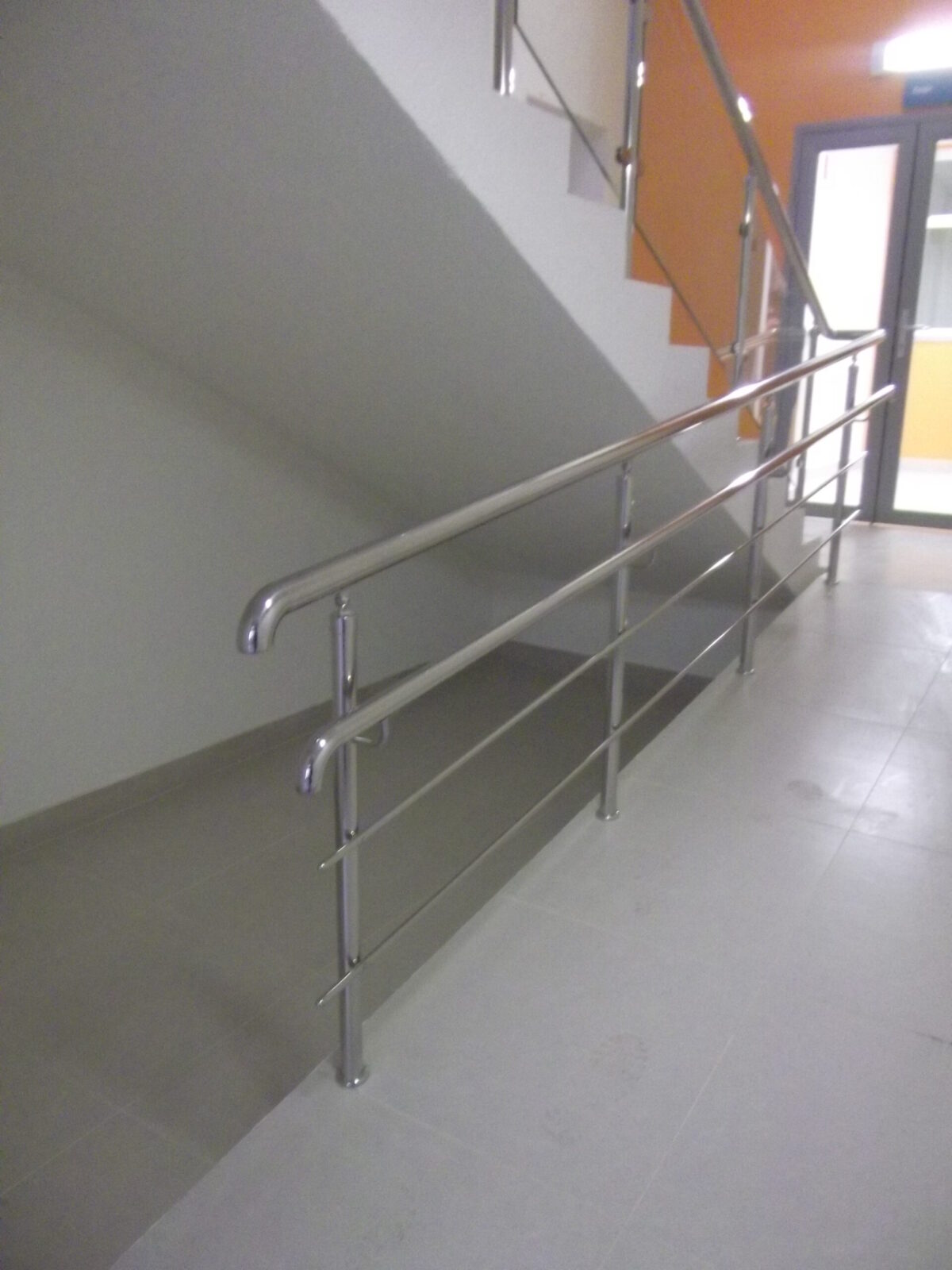 Перила из нержавеющей стали с боковым креплением поручня — изображение 7