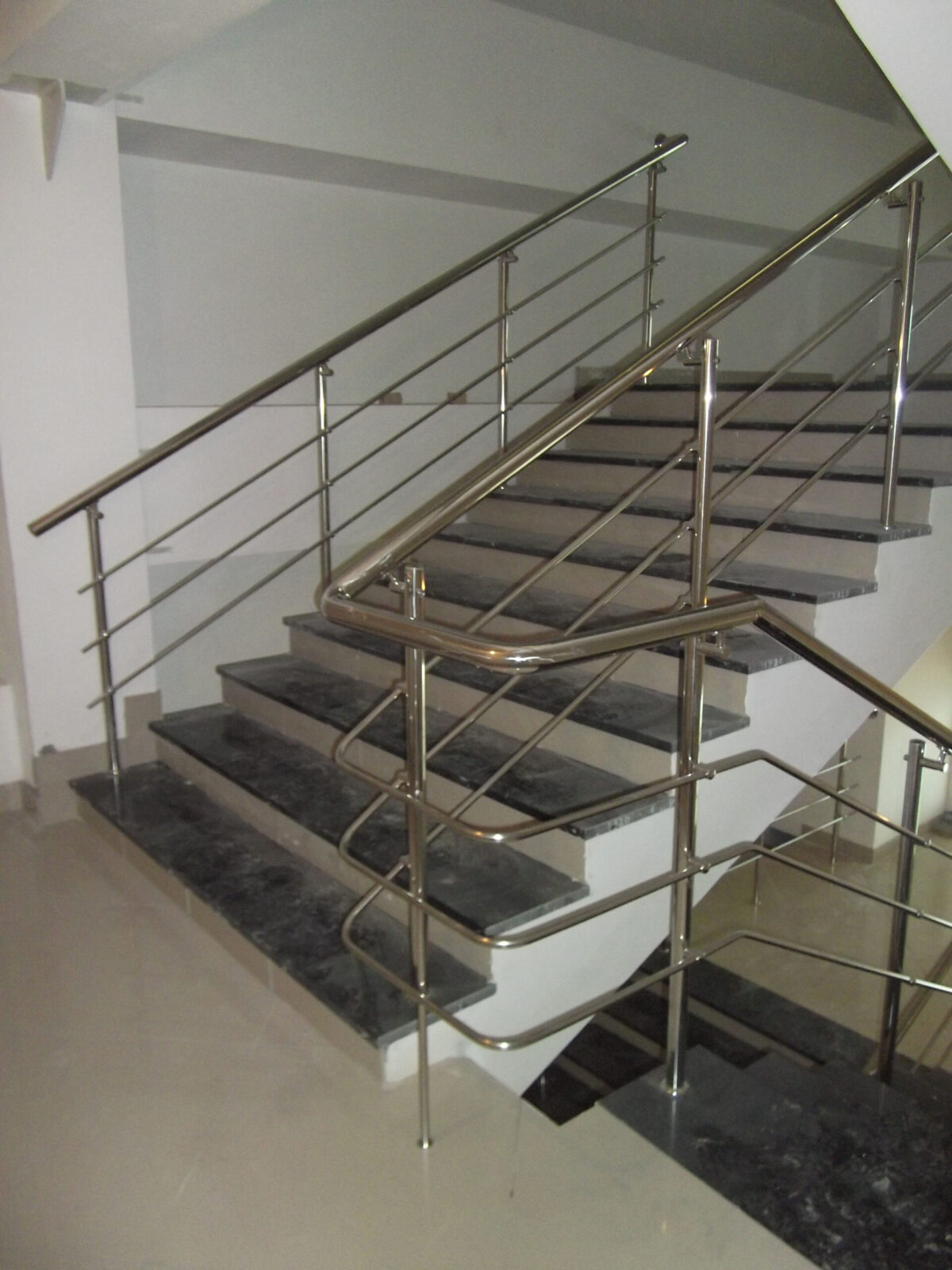 Перила из нержавеющей стали с боковым креплением поручня — изображение 10