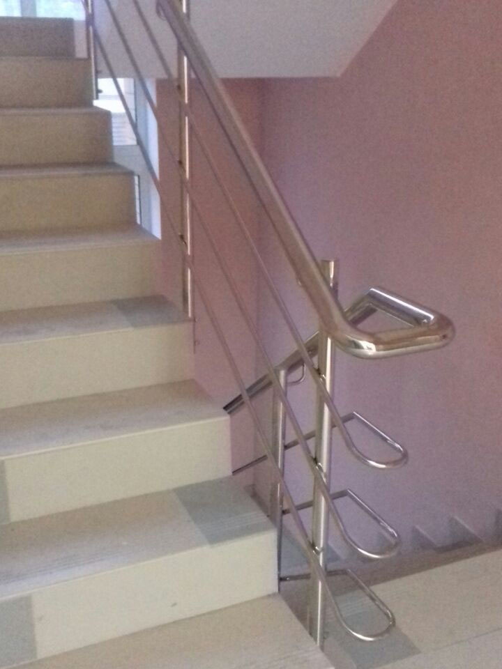 Перила из нержавеющей стали с боковым креплением поручня — изображение 13